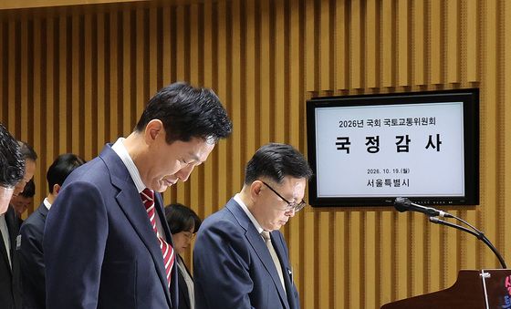 [국감] 추모 묵념하는 오세훈 시장