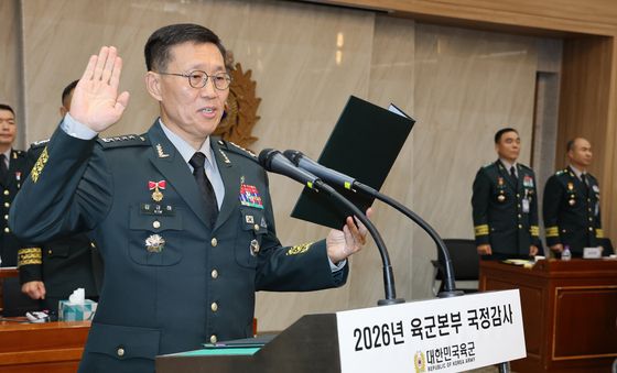 [국감] 증인 선서하는 김규하 육군 참모총장