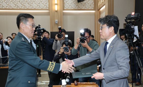 [국감] 증인선서문 제출하는 김규하 참모총장