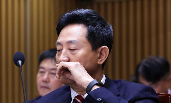 [국감] 국정감사 중 생각에 잠긴 오세훈