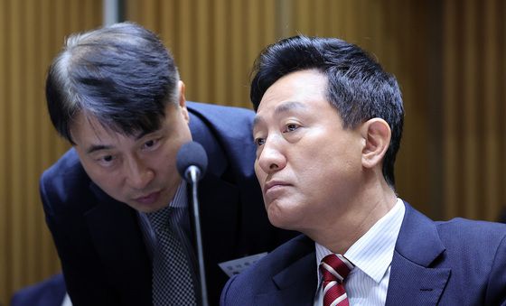 [국감] 감사위원장과 대화 나누는 오세훈 시장