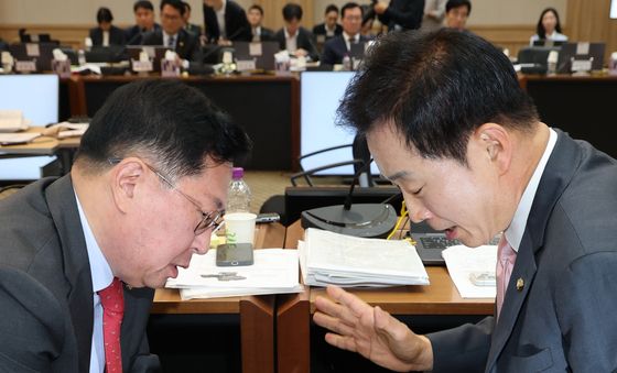 [국감] 지뢰 보호장비 논의하는 유용원-유영하