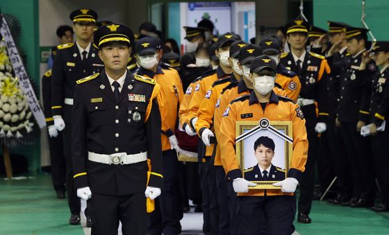 영결식장 들어오는 고(故) 김진석 소방위 운구행렬