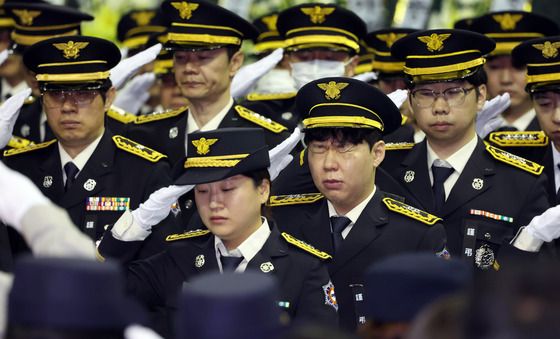순직한 동료를 향해 거수경례