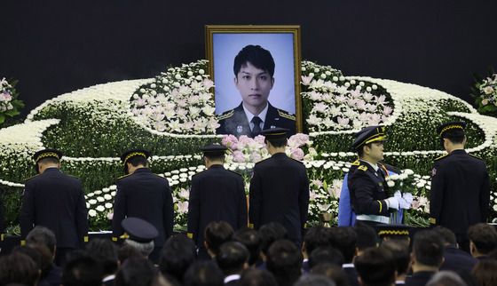 고 김진석 소방위를 향한 동료들의 헌화