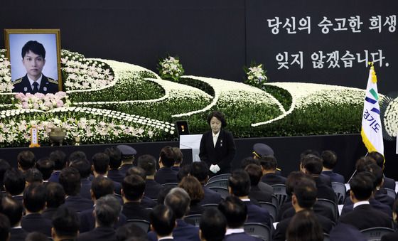 고김진석 소방위 영결사 마친 추미애