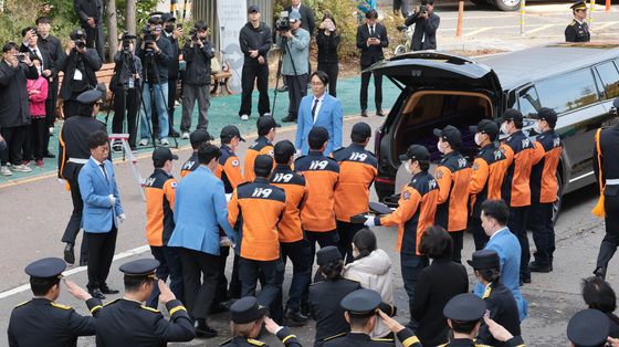 동료들의 인사 속 운구차로 향하는 고 김진석 소방위 유해