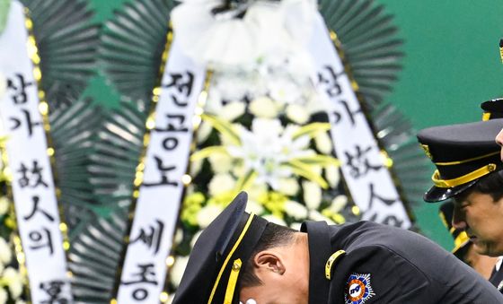 동료소방관의 그치지 않는 눈물