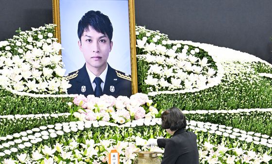 순직 소방대원 영결식서 분향하는 추미애 경기도지사