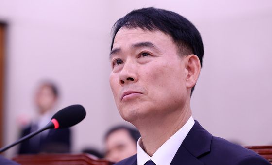 [국감] 의원 질의 듣는 하만식 해양경찰청장
