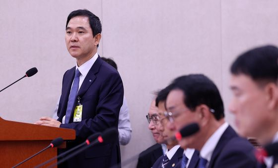 [국감] 의원 질의에 답하는 신학기 수협은행장