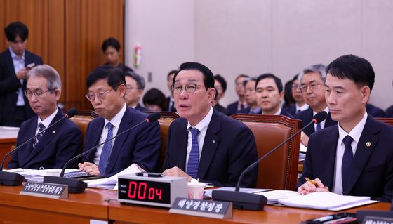 [국감] 의원 질의에 답하는 노동진 수협중앙회장