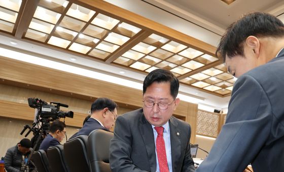 [국감] 국감서 지뢰 보호장비 살피는 유용원-유영하