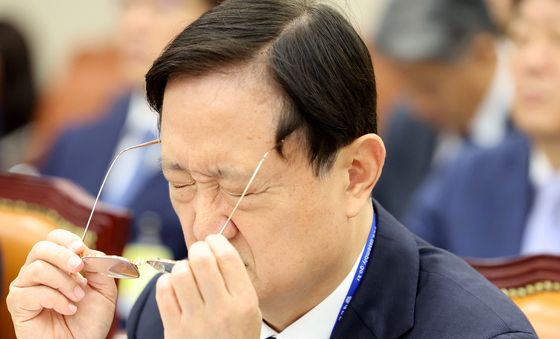 [국감] 안경 고쳐쓰는 이찬진 금감원장