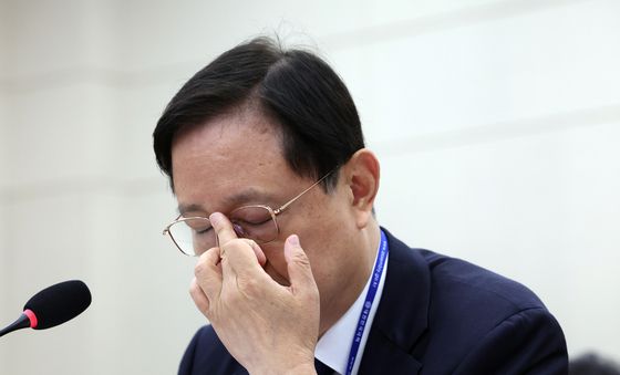 [국감] 안경 고쳐쓰는 이찬진 금감원장