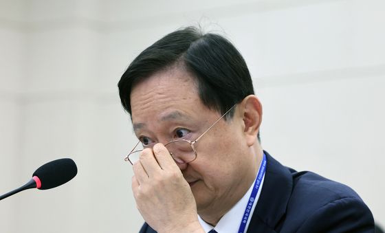 [국감] 안경 고쳐쓰는 이찬진 금감원장