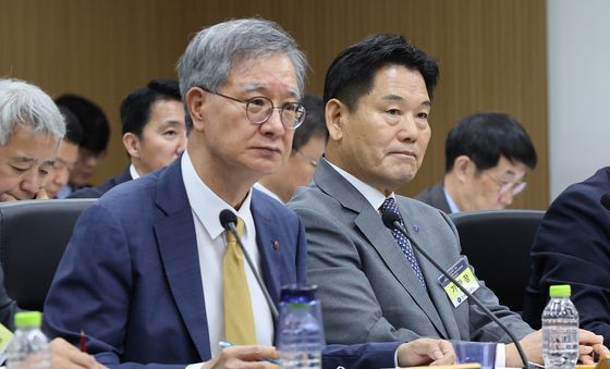 [국감 ]질의 받는 손주석·홍의락 사장