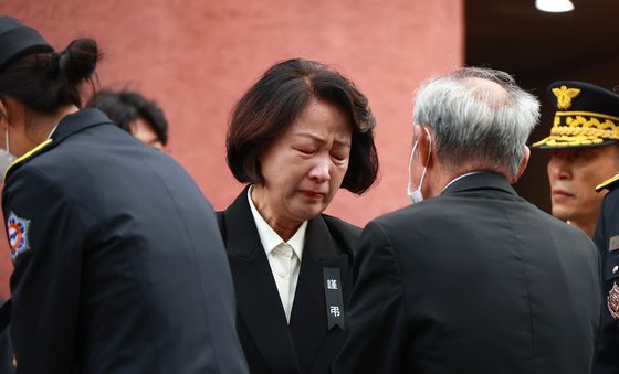 고 김진석 소방위 유족 위로하며 눈물 흘리는 추미애
