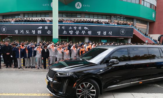 동료 배웅 받는 고 김진석 소방위