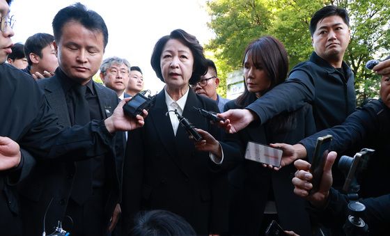 취재진 질문에 답하는 추미애 경기도지사