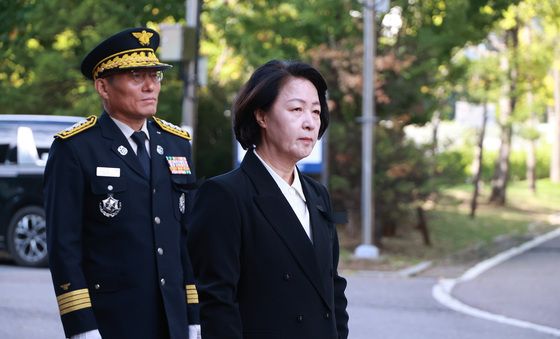 운구 차량 기다리는 추미애 경기도지사