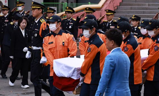 영결식장 나서는 고 김진석 소방위 유해
