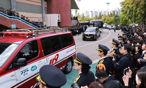 도열 속 영결식장 나서는 고 김진석 소방위 운구행렬