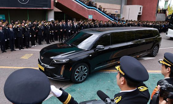 동료 소방대원 도열 속 영결식장 나서는 고 김진석 소방위 운구행렬