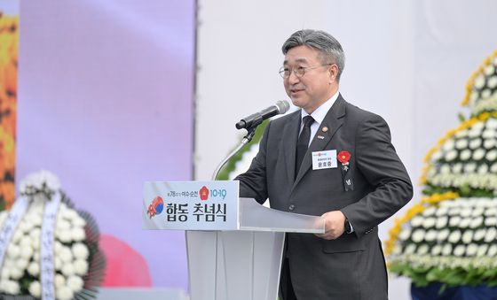 이재명 대통령의 추념사 대독하는 윤호중 장관