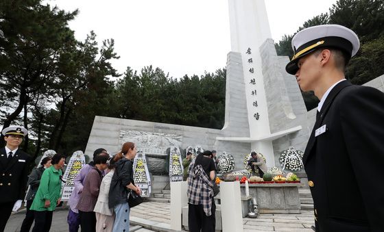 순직선원 추모하는 유가족들