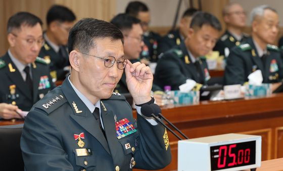 [국감] 질의 경청하는 김규하 참모총장