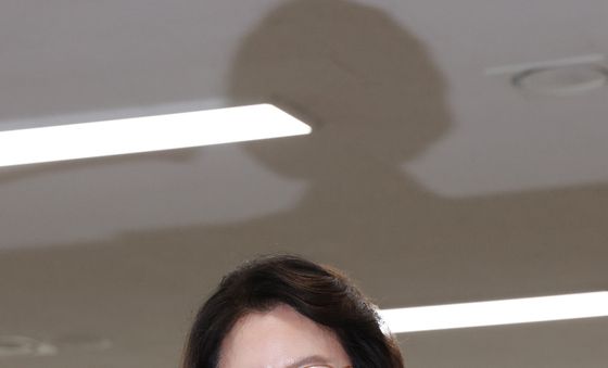 [국감] 의원 질의 경청하는 추미애 경기지사
