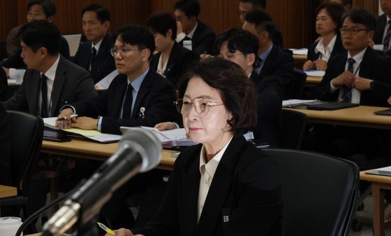 [국감] 의원 질의 경청하는 추미애 경기지사