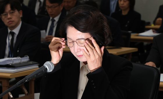 [국감] 안경 고쳐쓰는 추미애