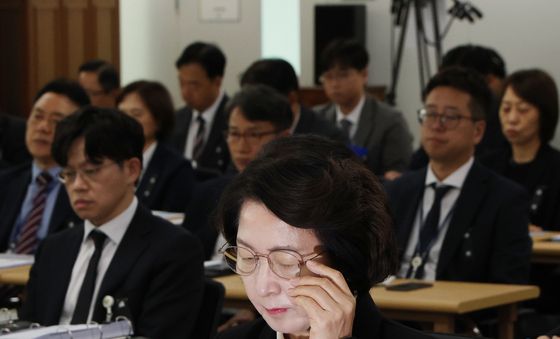 [국감] 안경 고쳐쓰는 추미애
