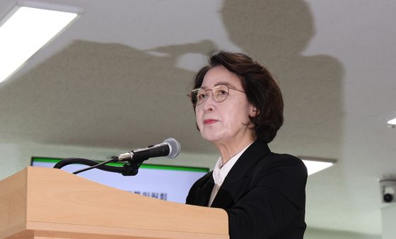 [국감] 의원 질의 경청하는 추미애 경기지사