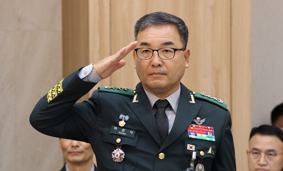 [국감] 거수경례하는 박춘식 군수사령관