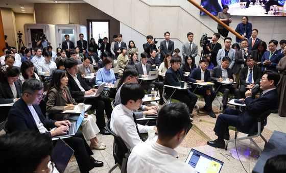 청와대 춘추관 찾은 이재명 대통령