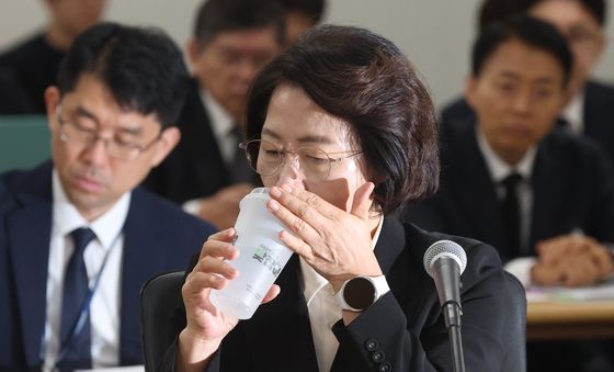 [국감] 물 마시는 추미애 경기도지사