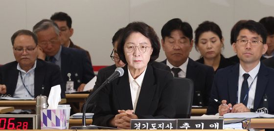 [국감] 의원 질의 경청하는 추미애 경기도지사