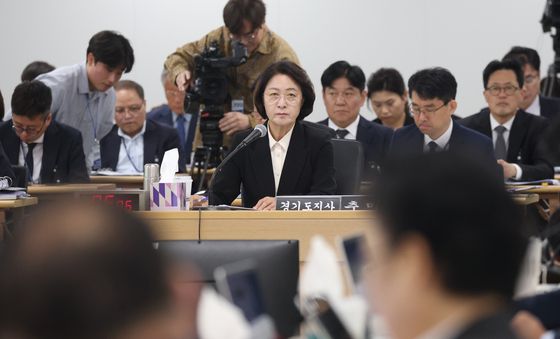 [국감] 의원 질의 경청하는 추미애 경기도지사