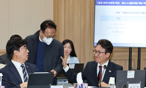 [국감] 박선원 의원과 인사하는 김민석 의원