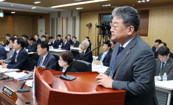 [국감] 유정배 강원랜드 부사장 '당 지역위원장 겸직' 논란
