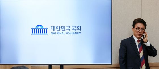 [국감] 국감중 통화하는 김민석 의원