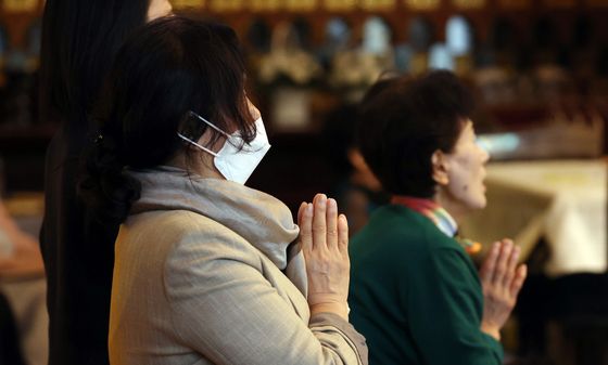 수능 앞둔 자녀 위해 두 손 모은 가족들