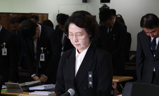 [국감] 묵념하는 추미애 경기지사