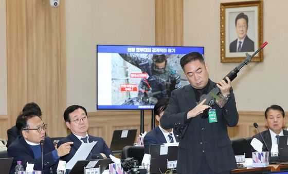 [국감] 탄환 이탈방지 주머니·방아쇠 안전목 질의하는 박선원 의원