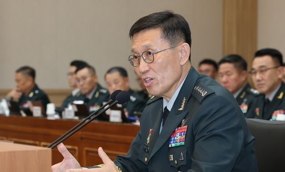[국감] 질의에 답변하는 김규하 참모총장