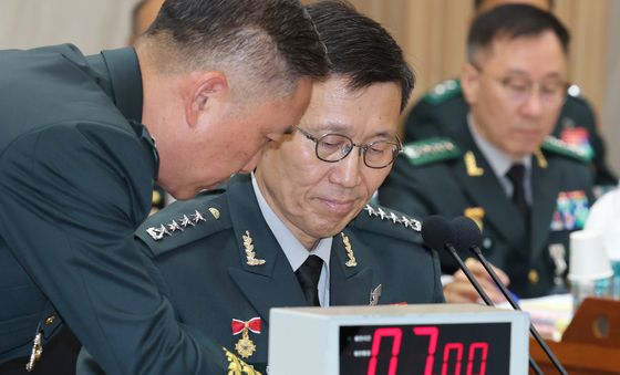 [국감] 답변자료 살피는 김규하 참모총장
