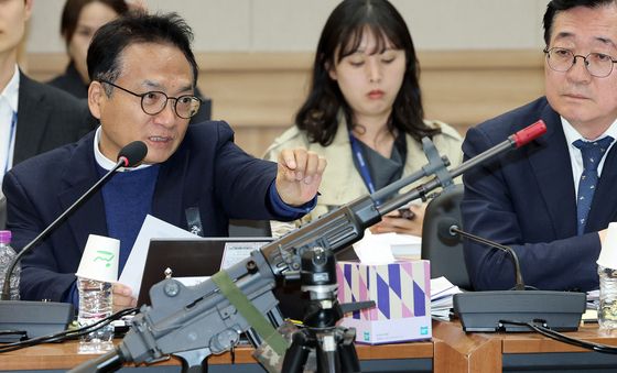 [국감] 장병 개인 화기 운용 질타하는 박선원 의원